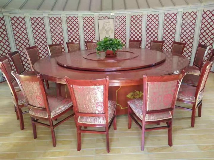 Table ronde et sièges