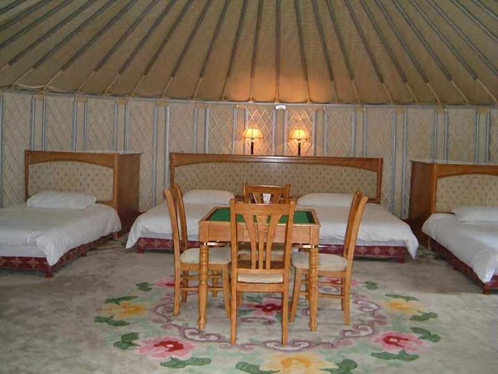 Chambre avec table et chaises
