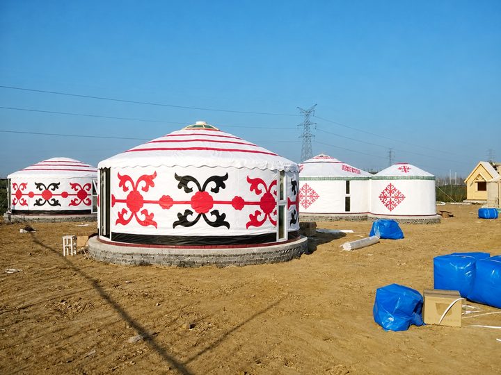 Ensemble de yourtes décorées